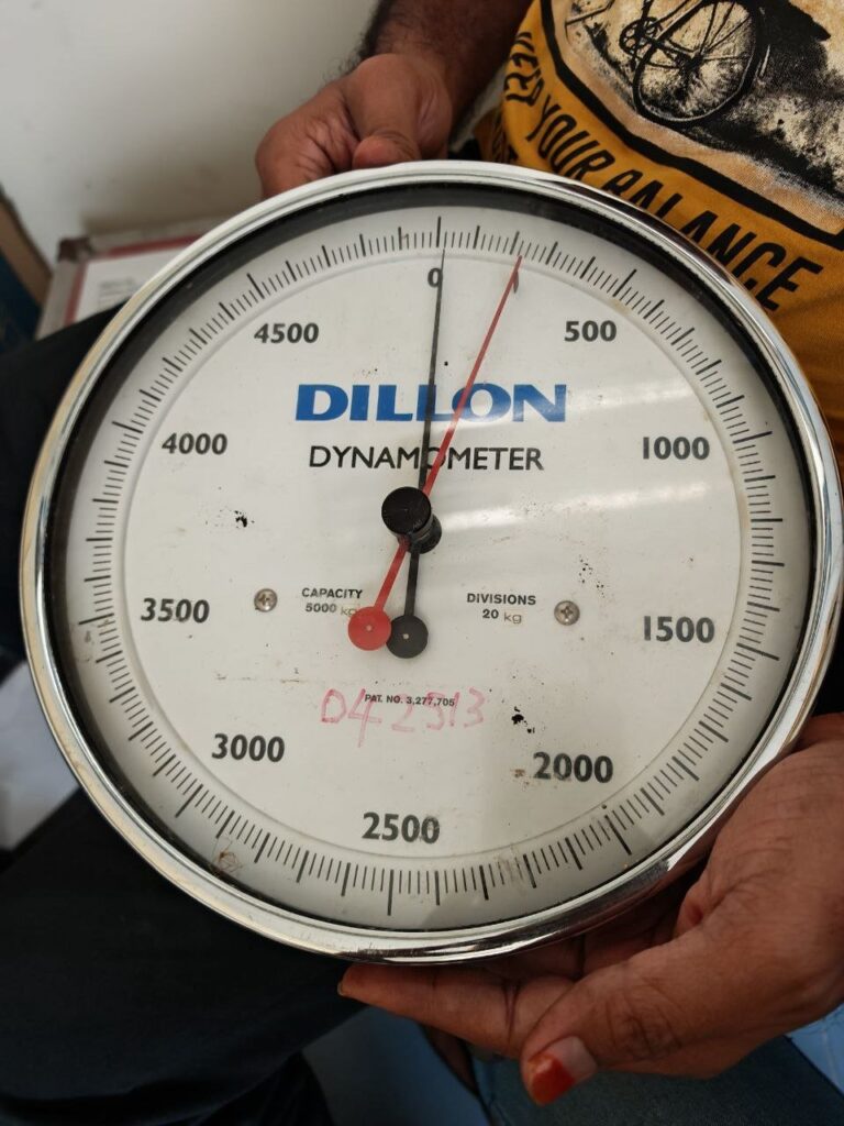 Mechanical dial dynamometer 5,000 kg with shackles, in wooden box - Dillon Mechanical dynamometer 5,000 kg (model no. not legible)
