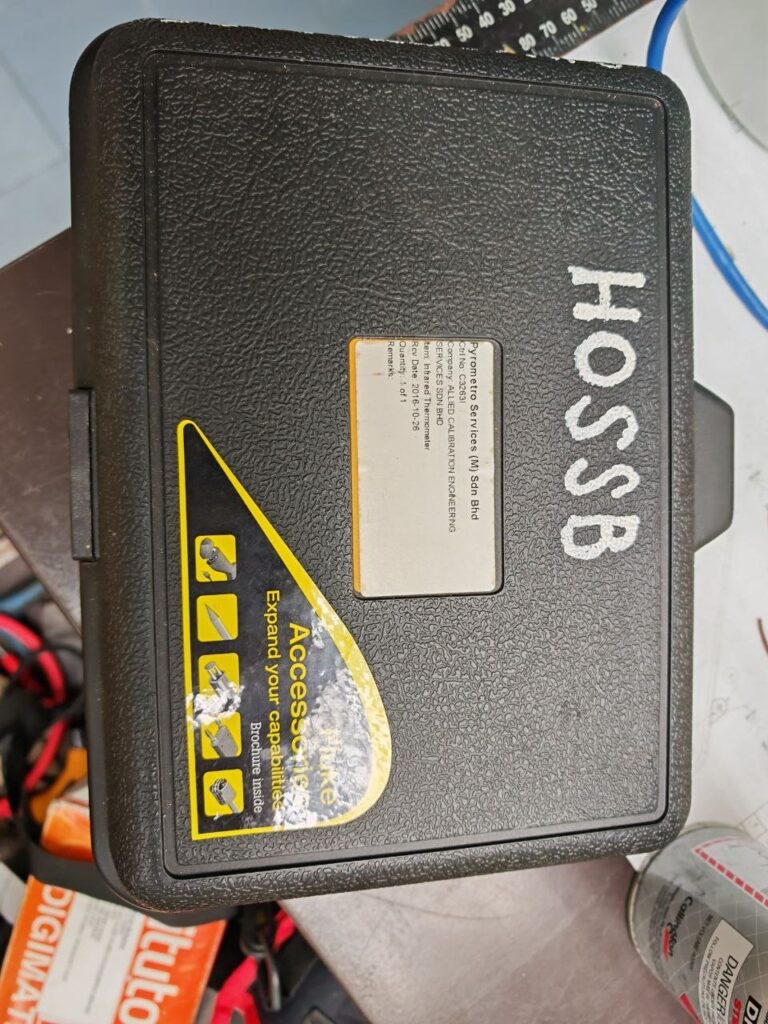 Infrared thermometer with contact thermocouple probe, in hard case - Fluke 561 IR Thermometer