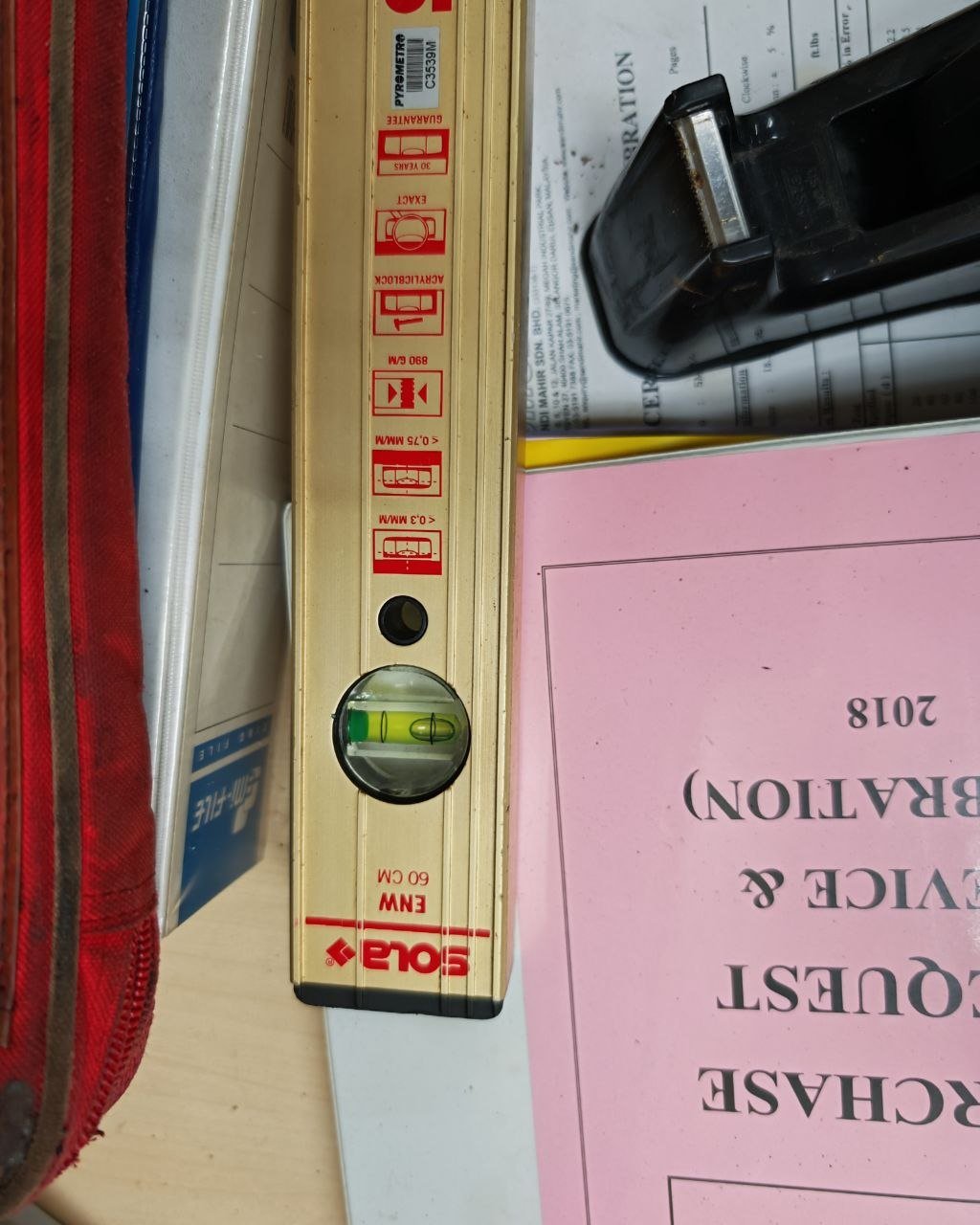 Spirit level 60 cm + digital inclinometer level (SOLAtronic), with red soft cases - SOLA (Austria) ENW 60 cm spirit level; SOLAtronic digital inclinometer level (model no. not seen) - Image 2