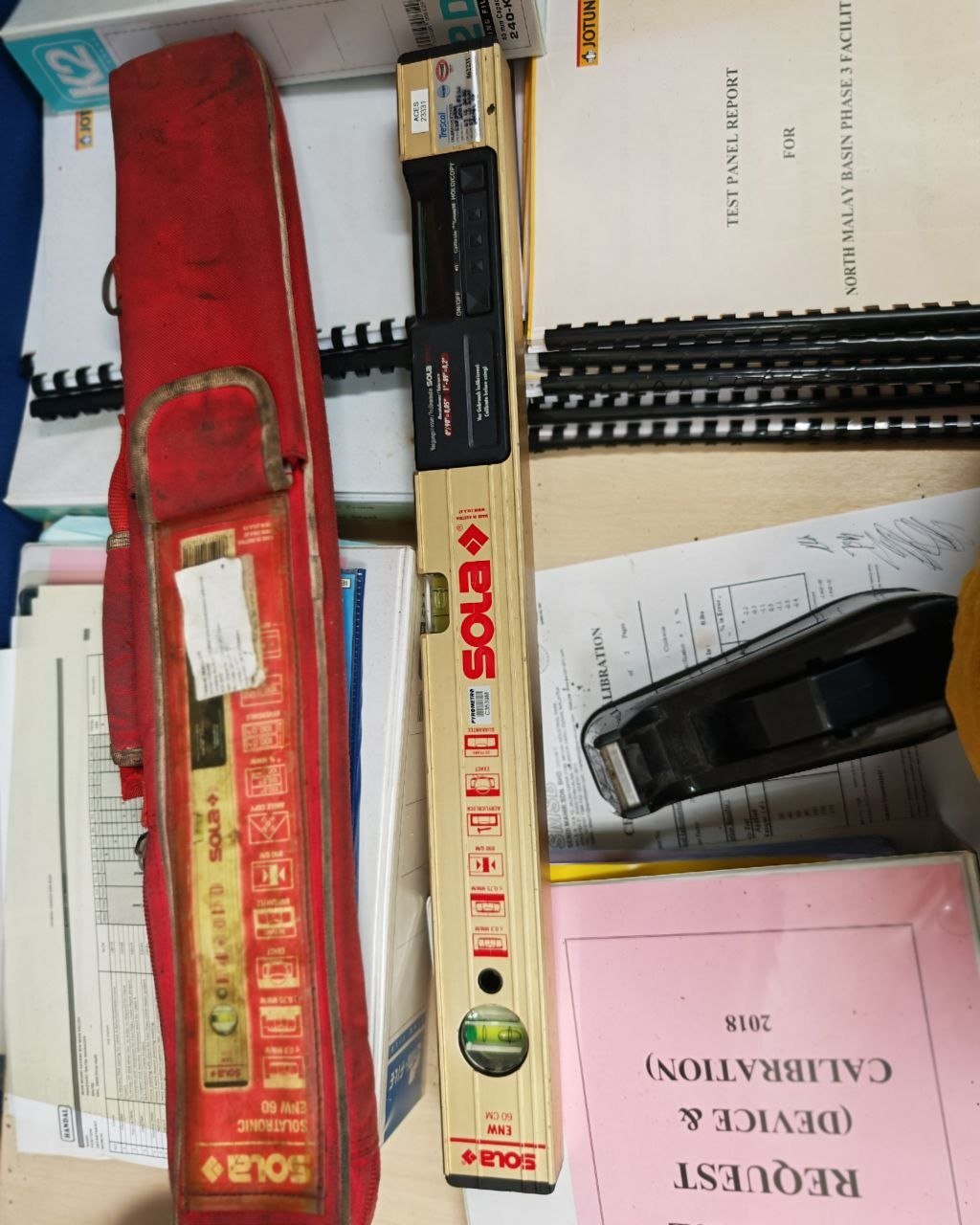 Spirit level 60 cm + digital inclinometer level (SOLAtronic), with red soft cases - SOLA (Austria) ENW 60 cm spirit level; SOLAtronic digital inclinometer level (model no. not seen) - Image 4