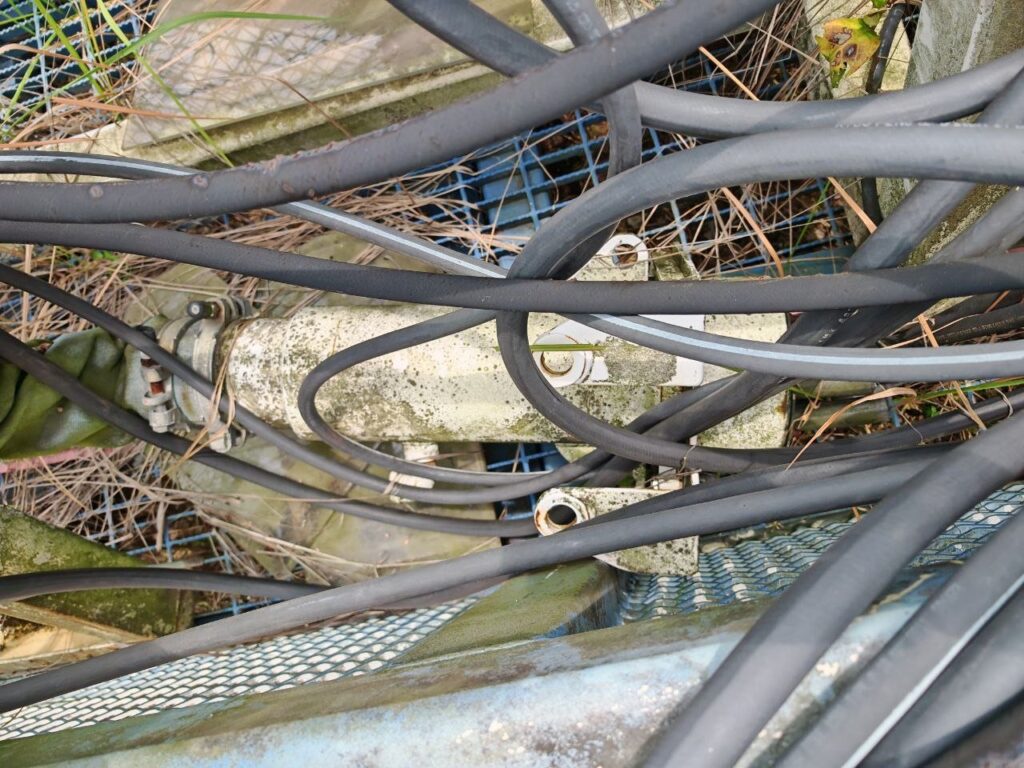 Top drive service loop (power/control cables + hydraulic hoses in protective sleeve) with termination housing - identification TBC