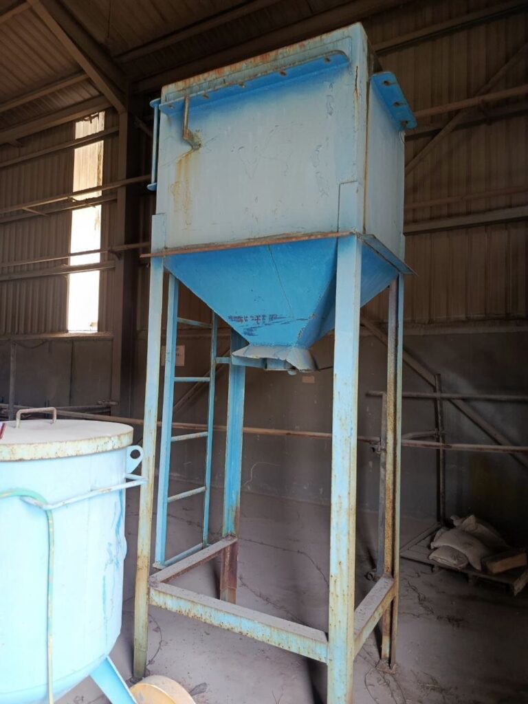 Grit blasting set: grit storage hopper on stand + blast pot on wheels (Speedlock)
