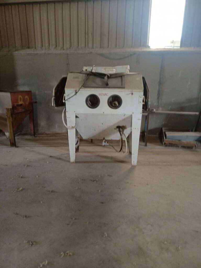 Abrasive blast cabinet, 2 glove ports (HOVAC)